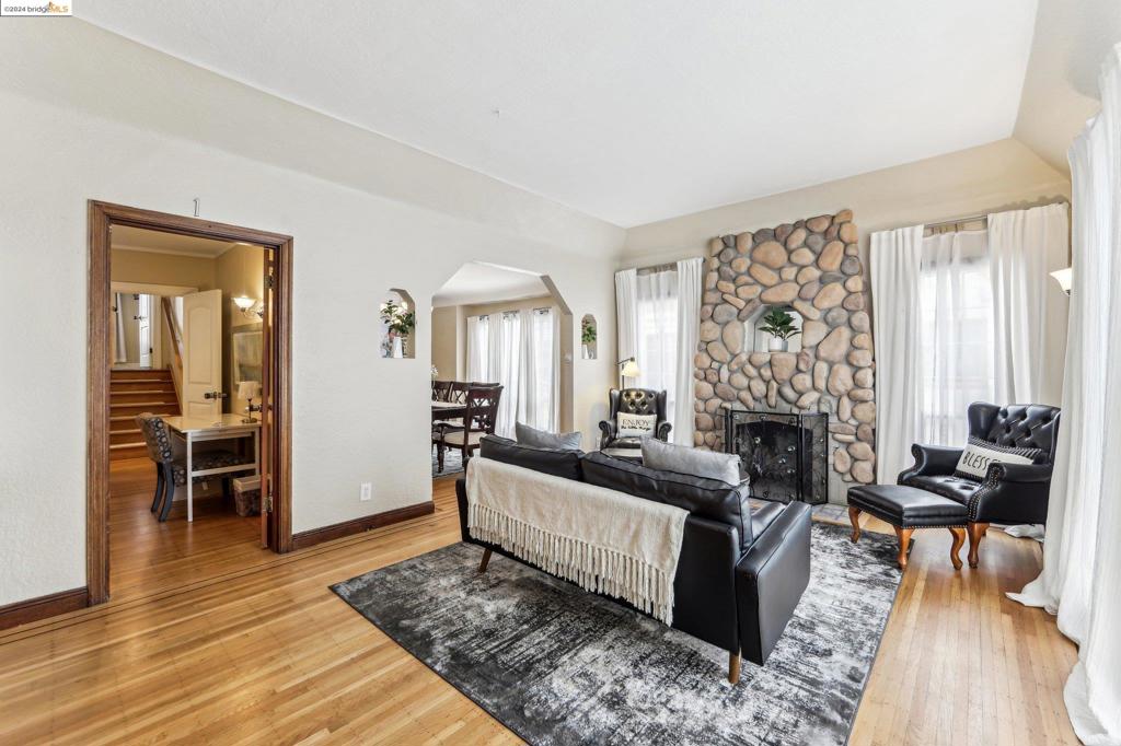 1926 107th Ave Property Photo 4