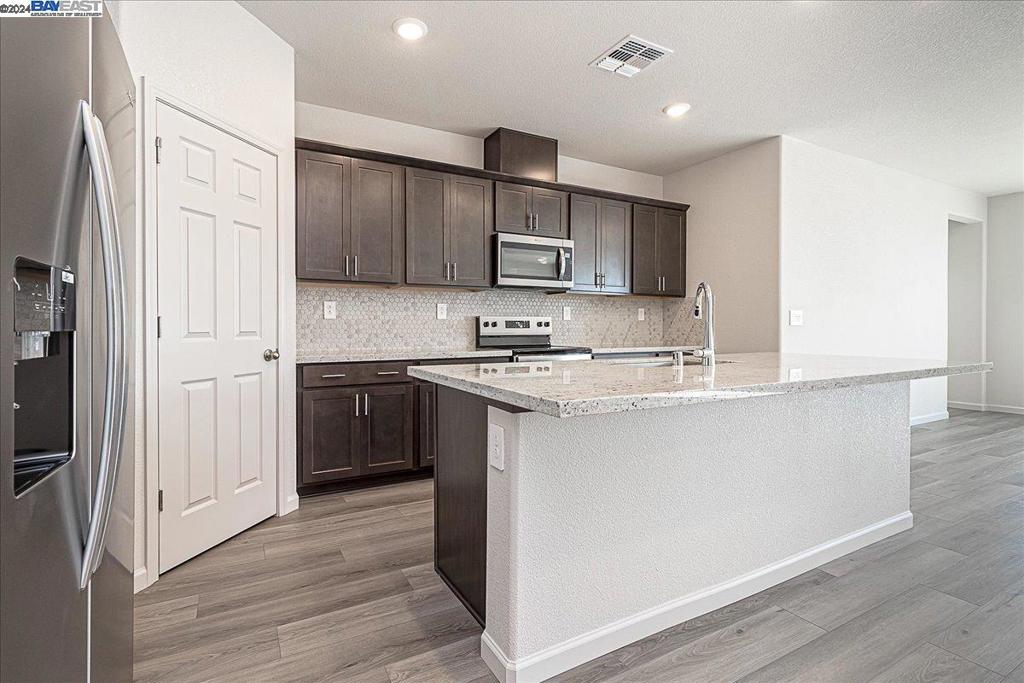 2998 Girdwood St Property Photo 6