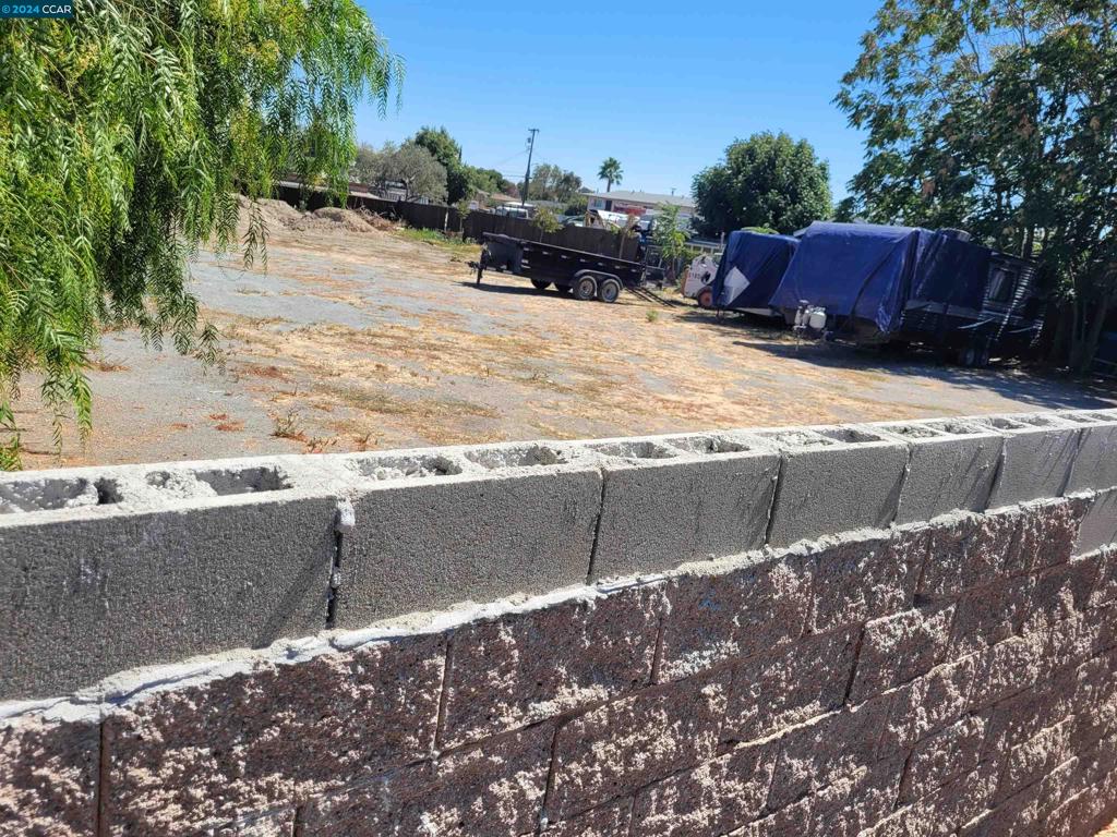 210 N Broadway Property Photo