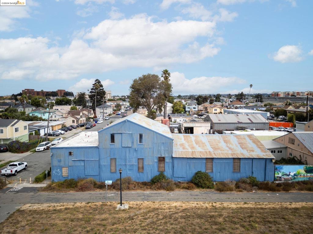 2 17th St Property Photo 23