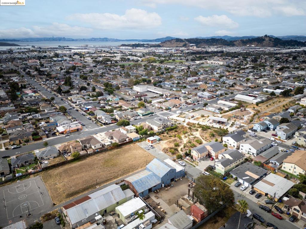 2 17th St Property Photo 24