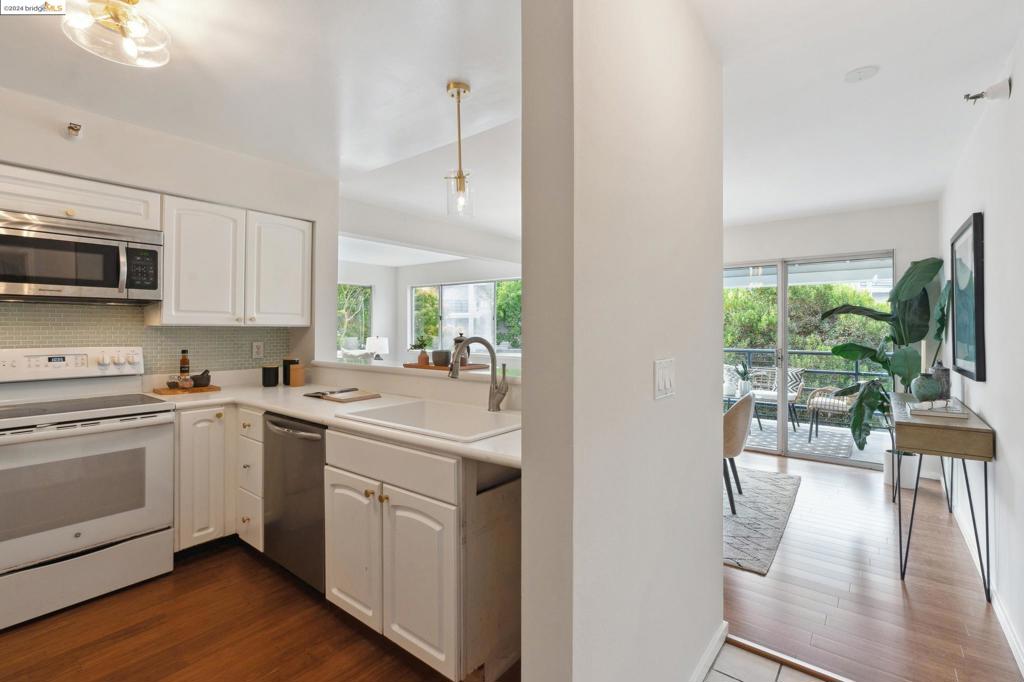 1207 Melville Sq 212 Property Photo 4