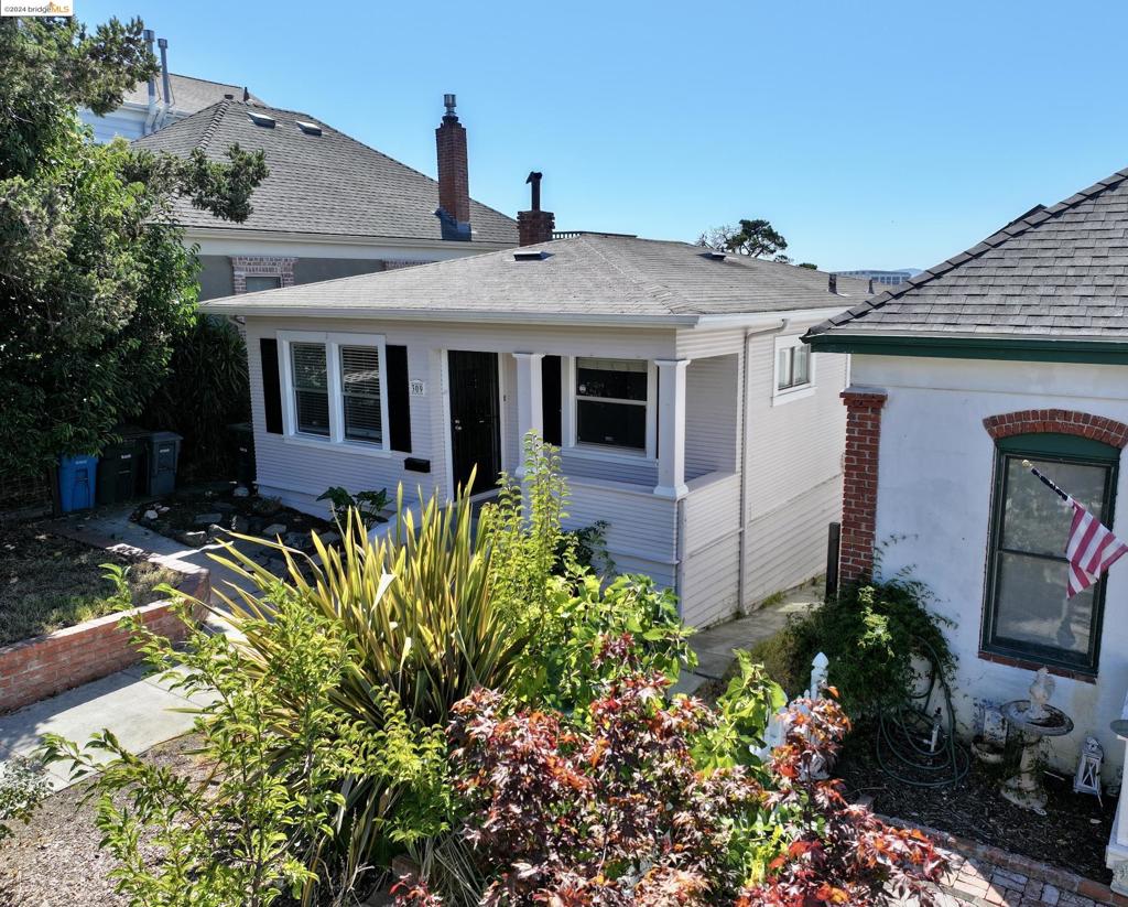 309 Trinity St Property Photo 3