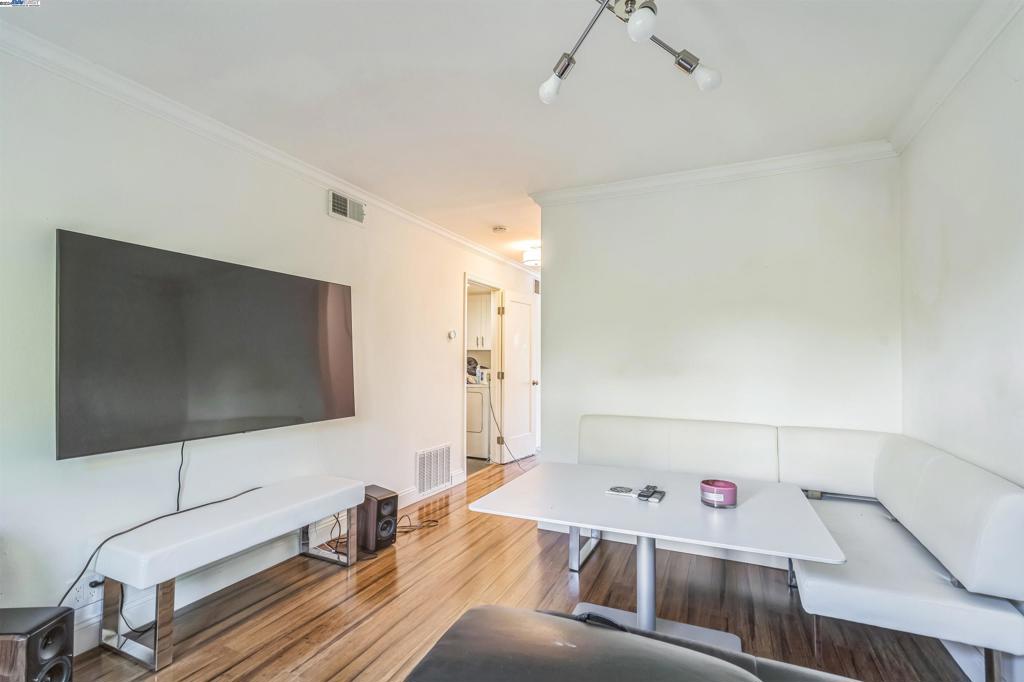 1135 Linden St Property Photo 16