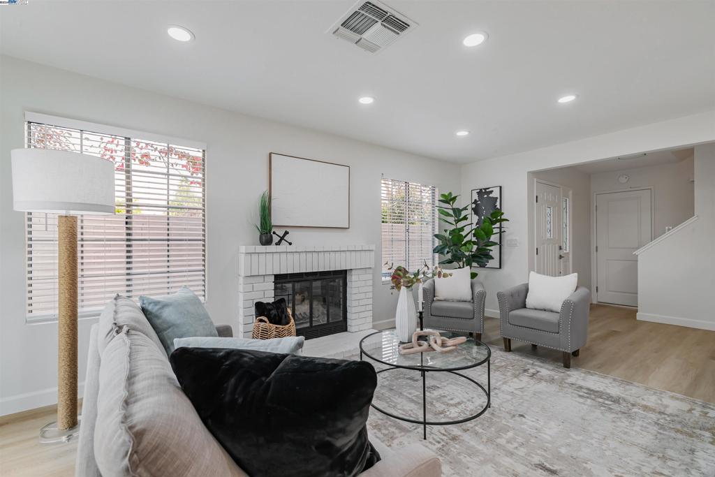 288 Mavis Dr Property Photo 2