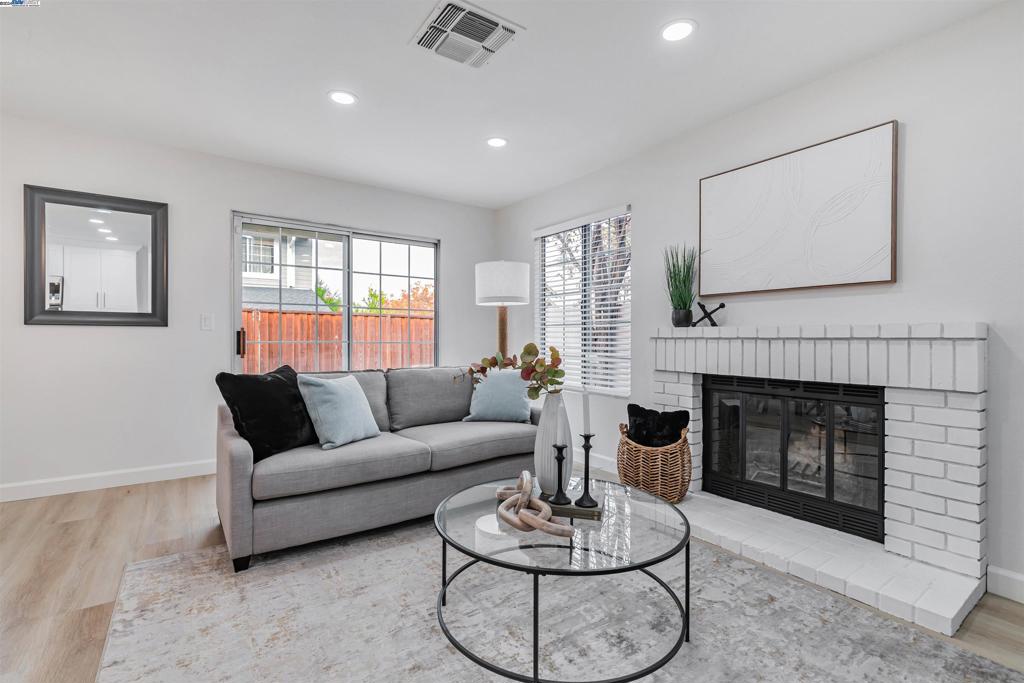 288 Mavis Dr Property Photo 3