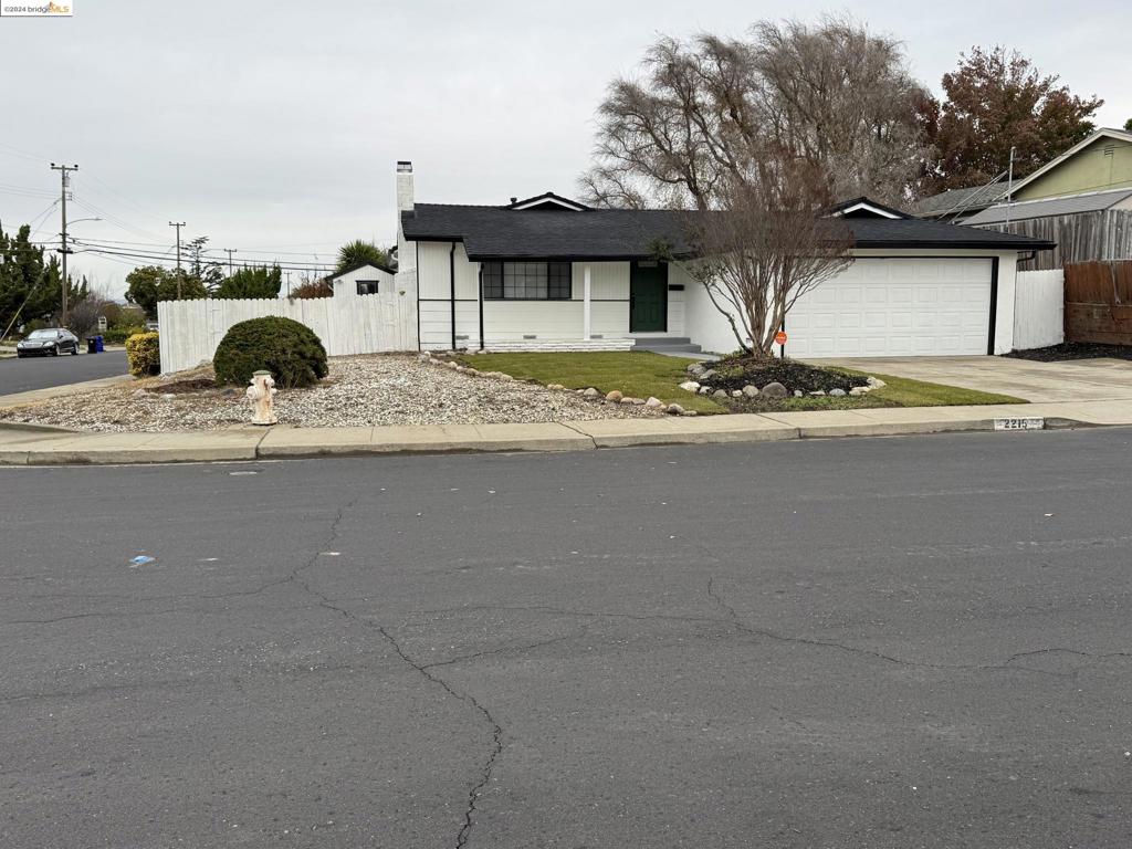 2215 Birch Ct Property Photo 4