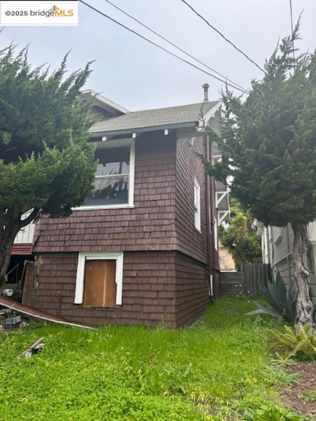 574 61st St Property Photo 4