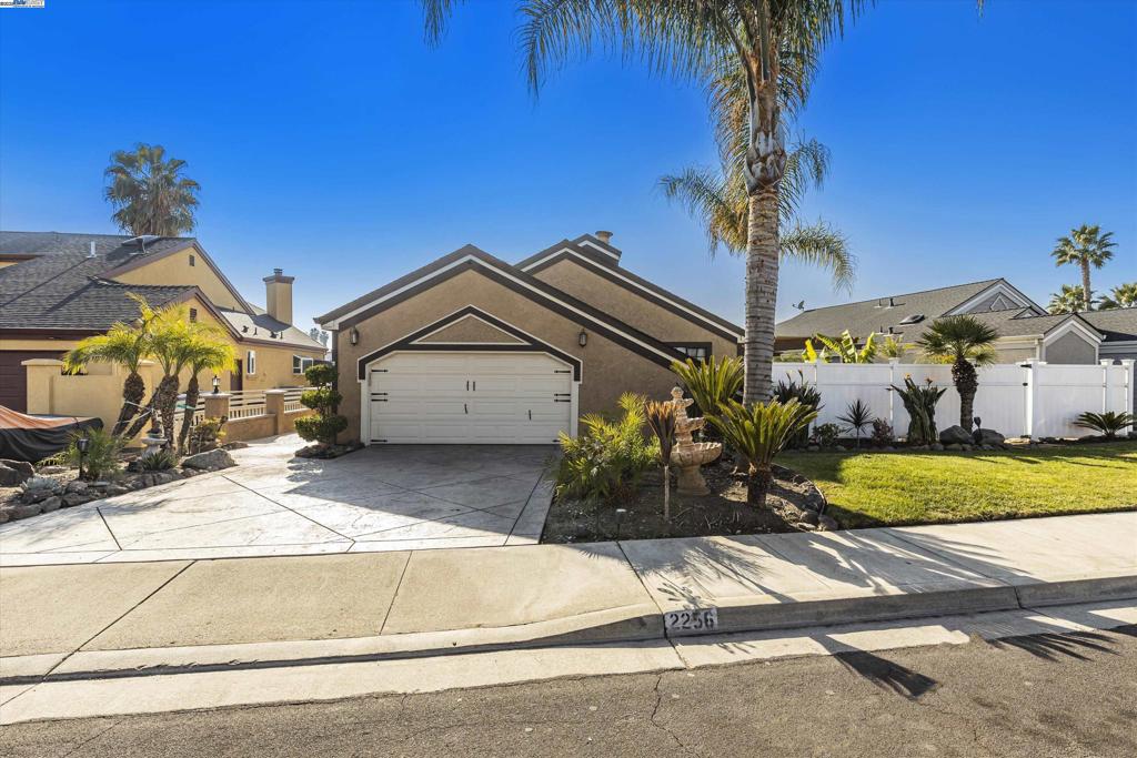 2256 Cove Ct Property Photo 3