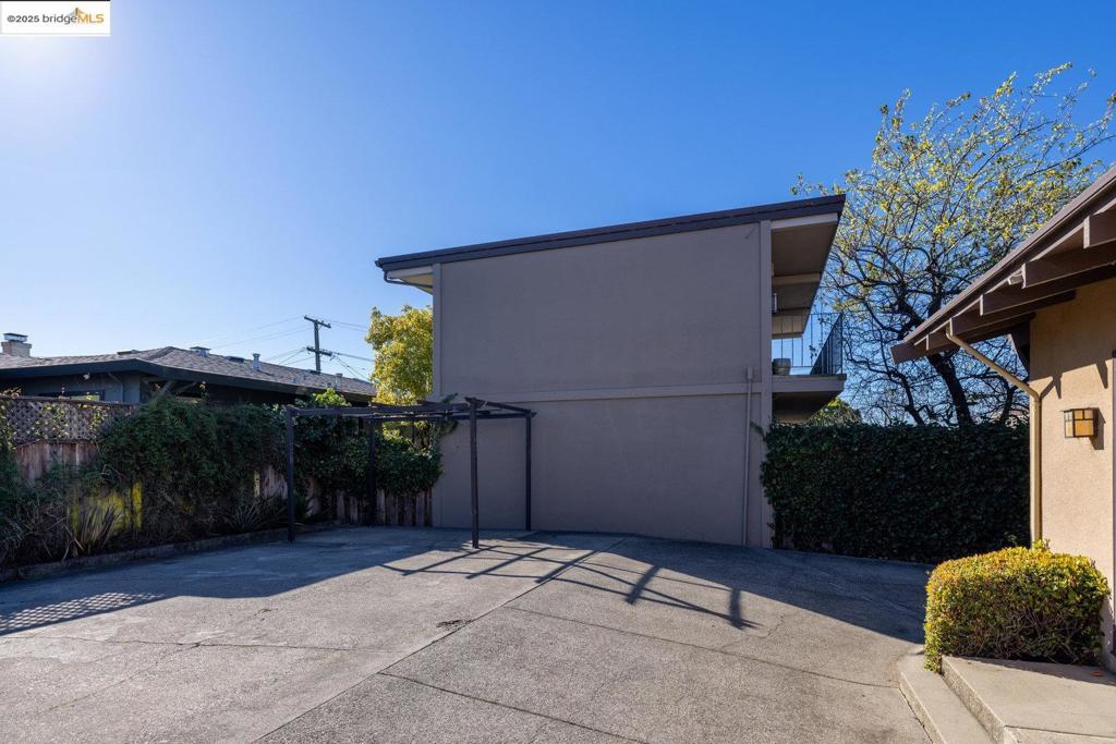 1714 Solano Ave Property Photo 11