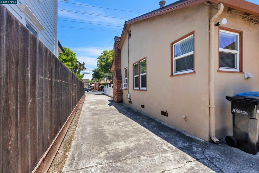 1239 Harrison St Property Photo 9