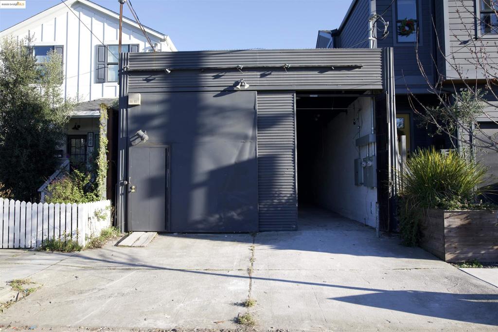 840 Pine St Property Photo 4