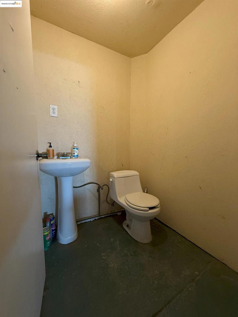 840 Pine St Property Photo 6