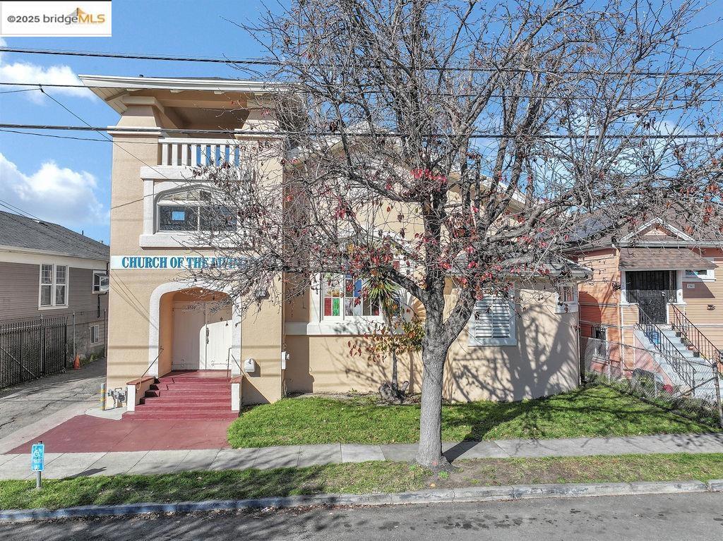 1957 Harrington Ave Property Photo 2