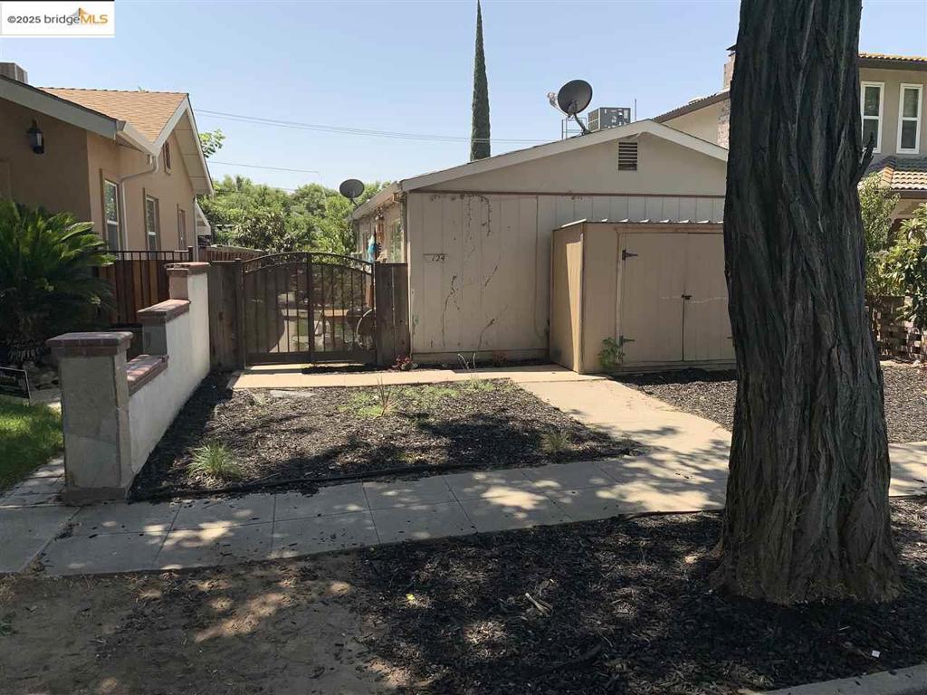 124 W 8th St Property Photo