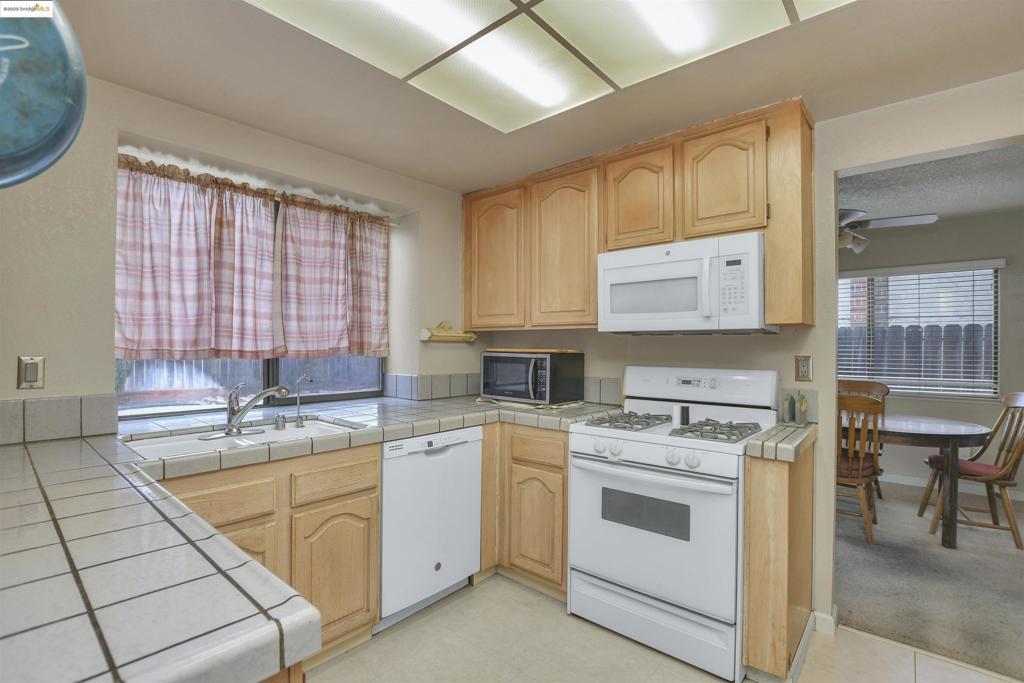 2704 Lobelia Ct Property Photo 9