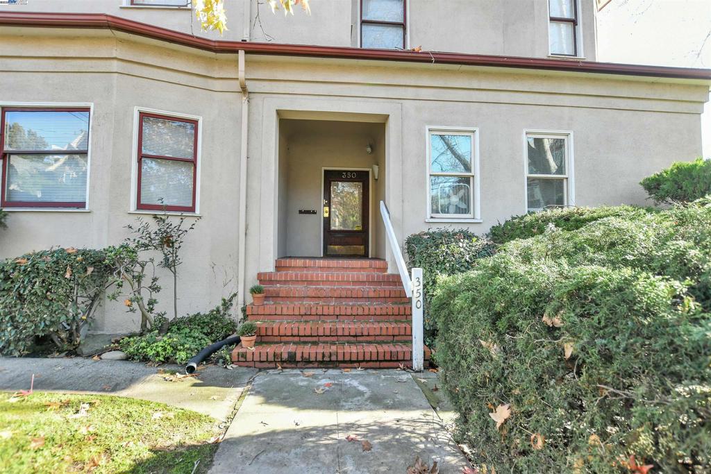 350 Adams St Property Photo 2