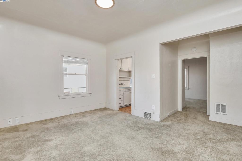 350 Adams St Property Photo 7