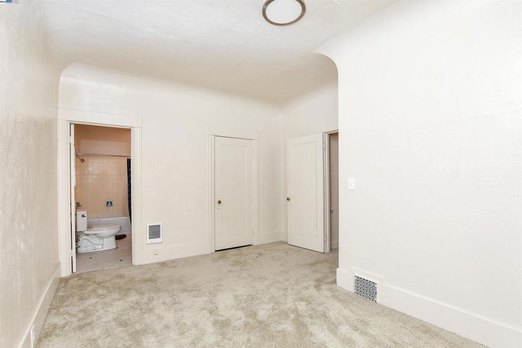 350 Adams St Property Photo 11