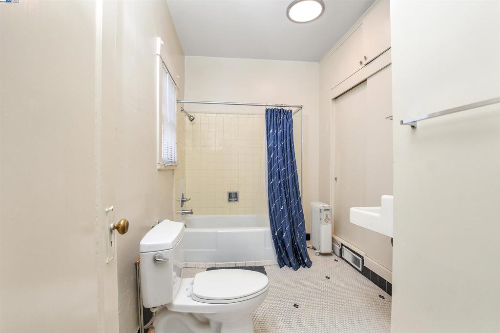 350 Adams St Property Photo 12