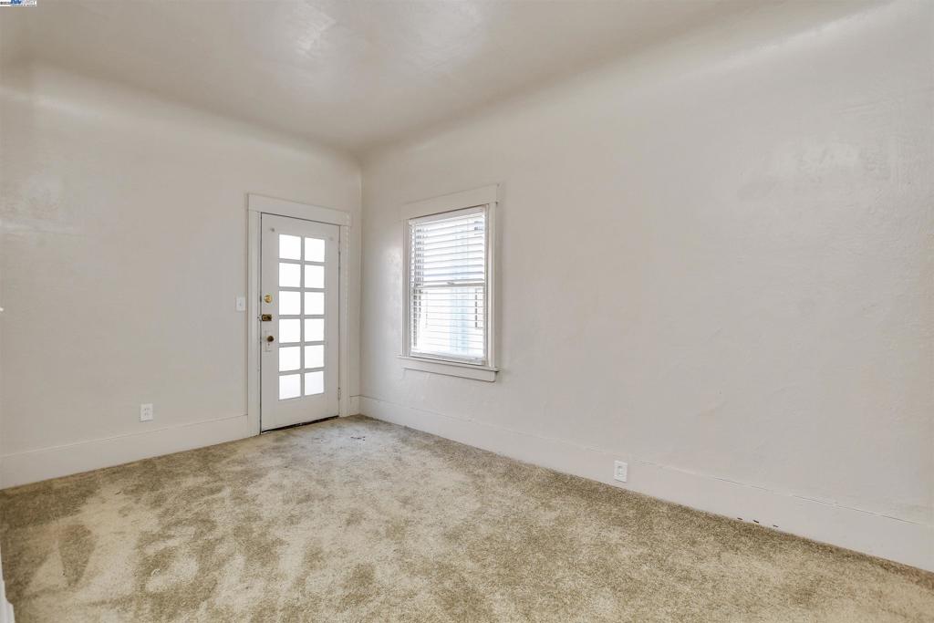 350 Adams St Property Photo 14