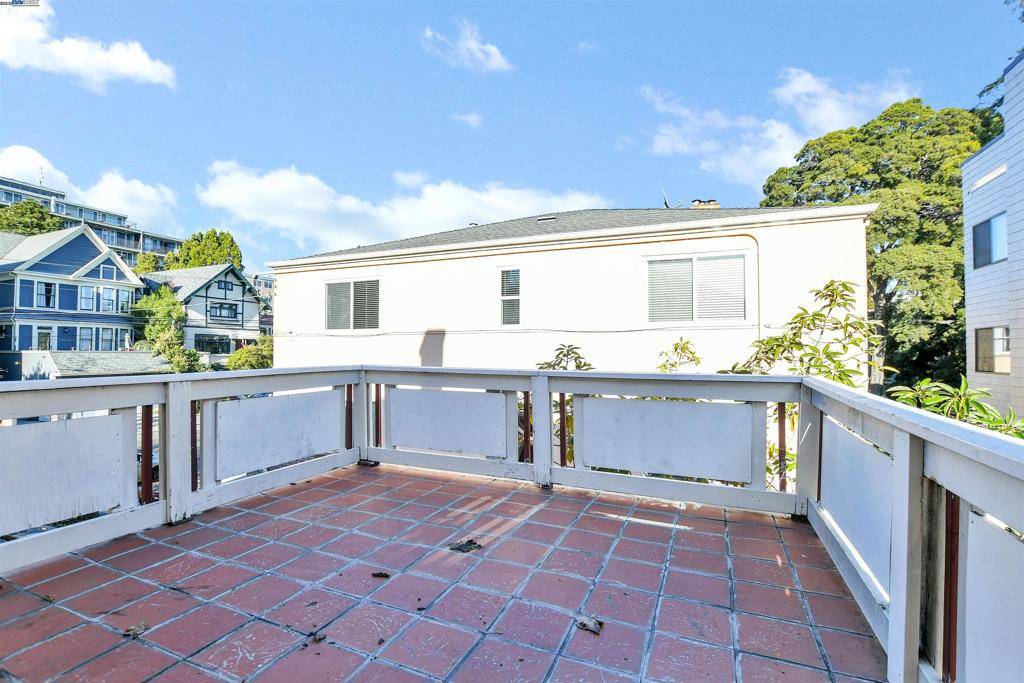 350 Adams St Property Photo 15