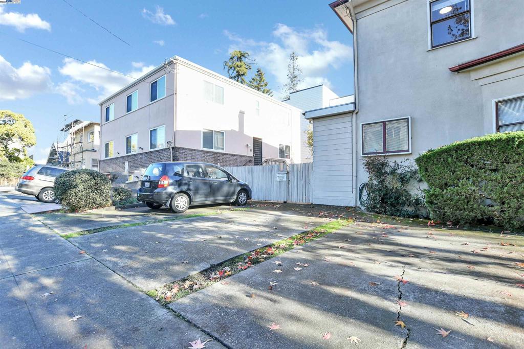 350 Adams St Property Photo 17