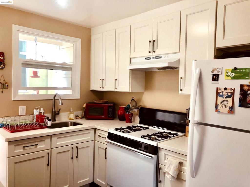986 Kains Ave Property Photo 3