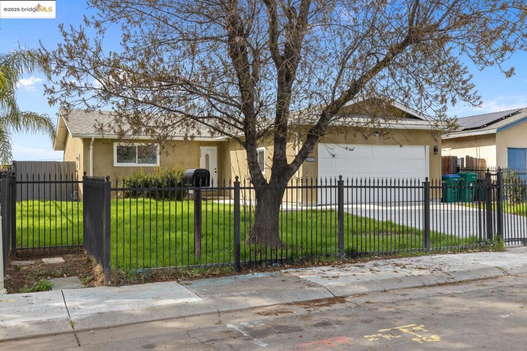 2215 S Sacramento St Property Photo