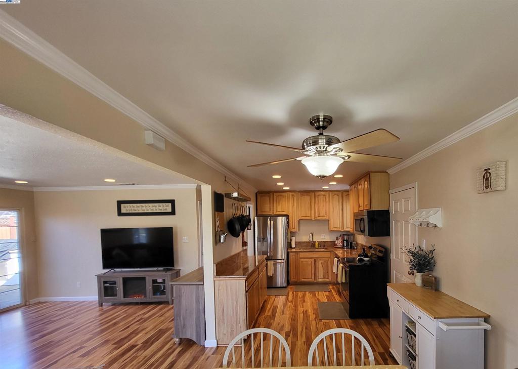 692 Adelle St Property Photo 4