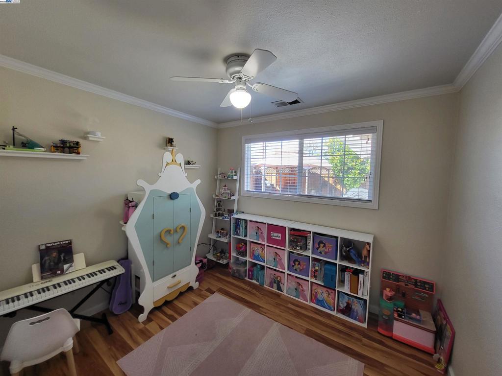 692 Adelle St Property Photo 6