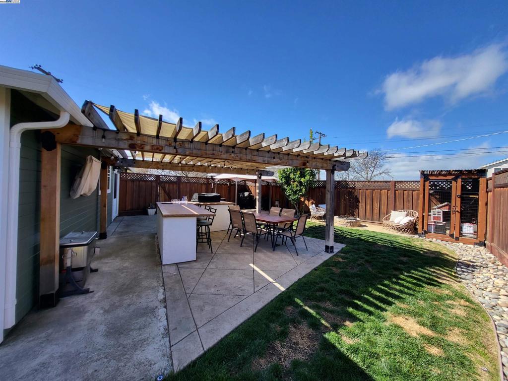 692 Adelle St Property Photo 15