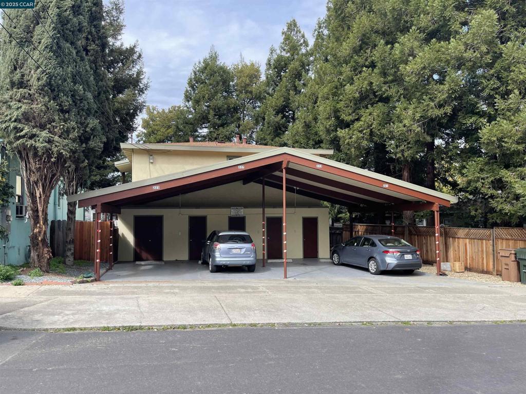 221 Green St Property Photo