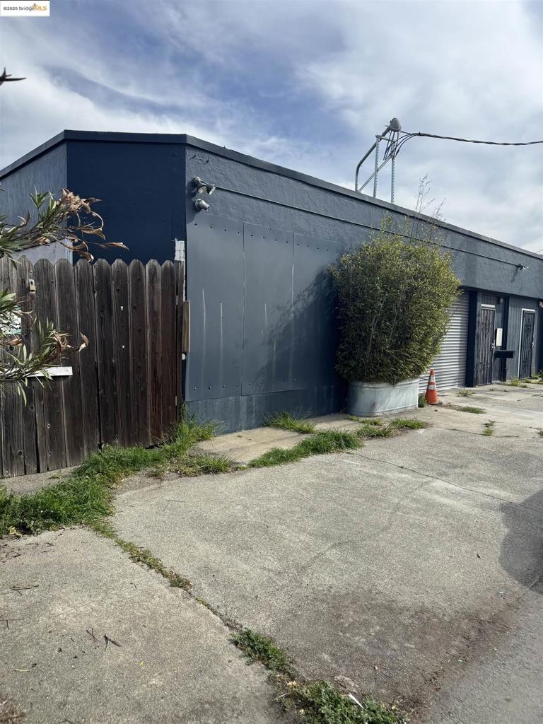 2928 Chapman St Property Photo 4