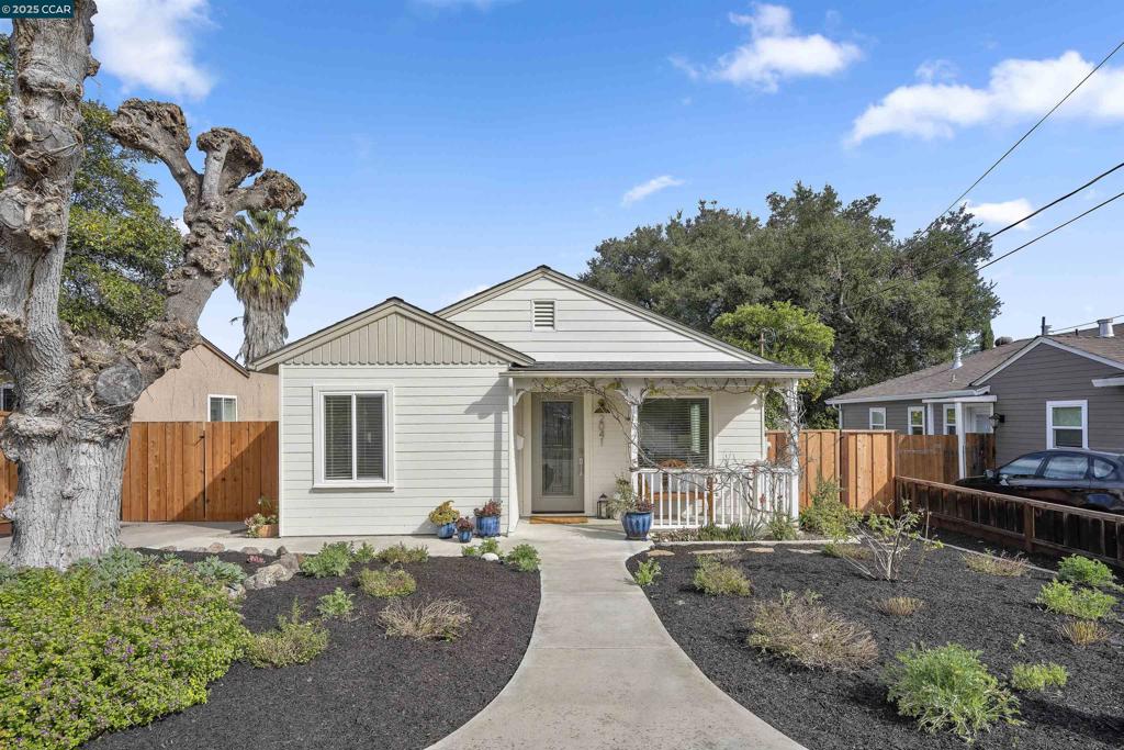 2041 Boynton Ave Property Photo
