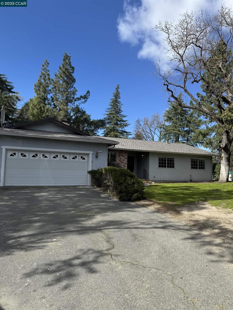27 Crest Ave Property Photo