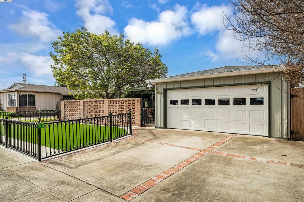 6673 Mirabeau Dr Property Photo