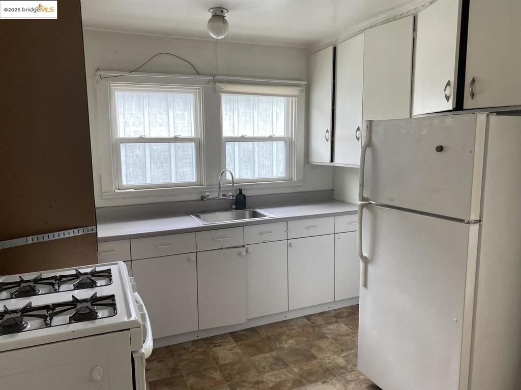 3506 San Leandro St Property Photo 4