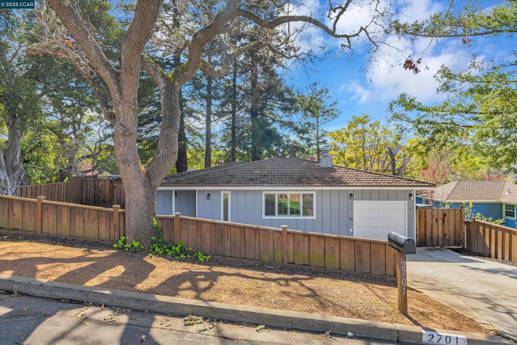 2701 Carmelita Property Photo