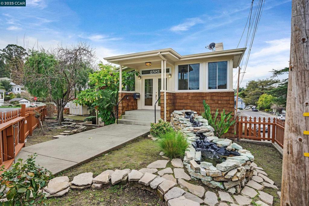 2581 Charles Ave Property Photo