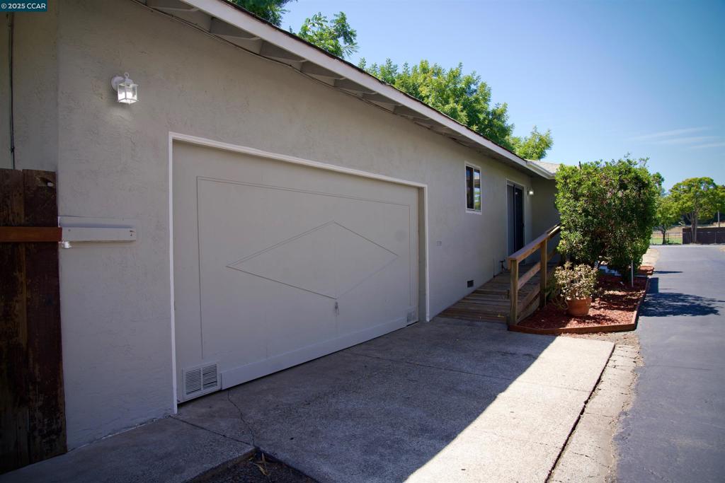 467 Parker Ave Property Photo 5