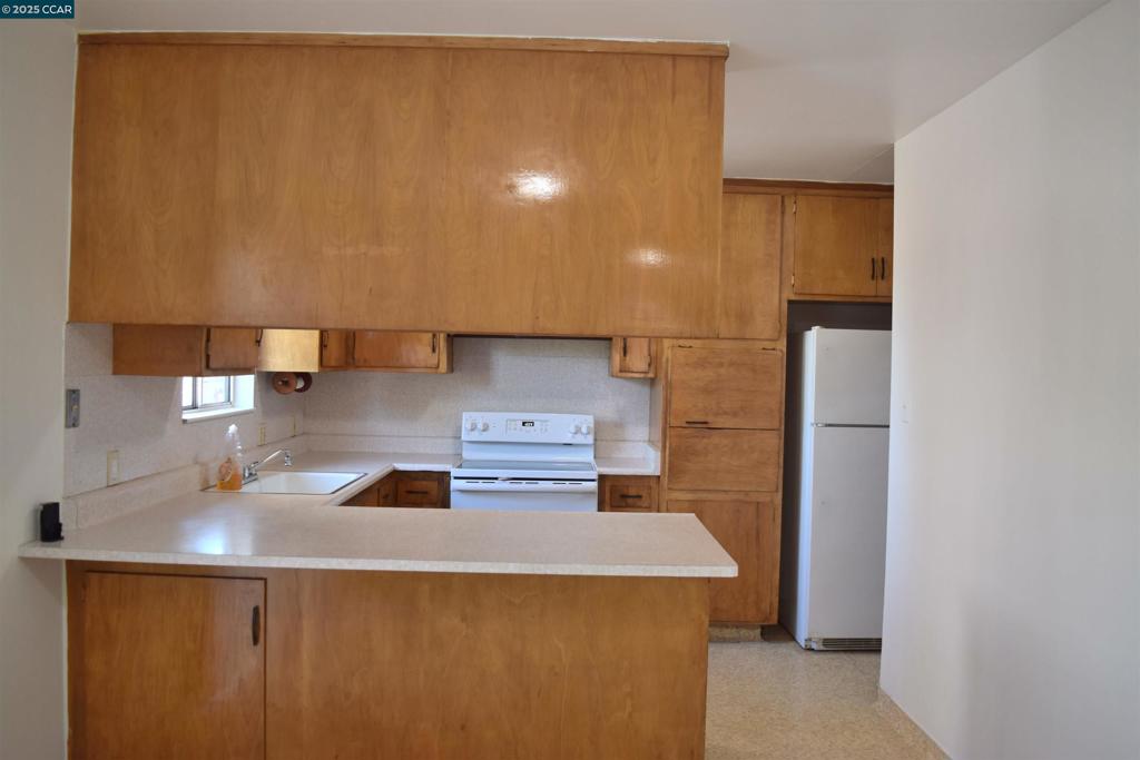 467 Parker Ave Property Photo 6