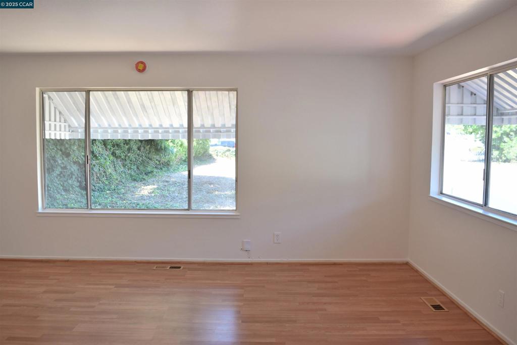 467 Parker Ave Property Photo 9