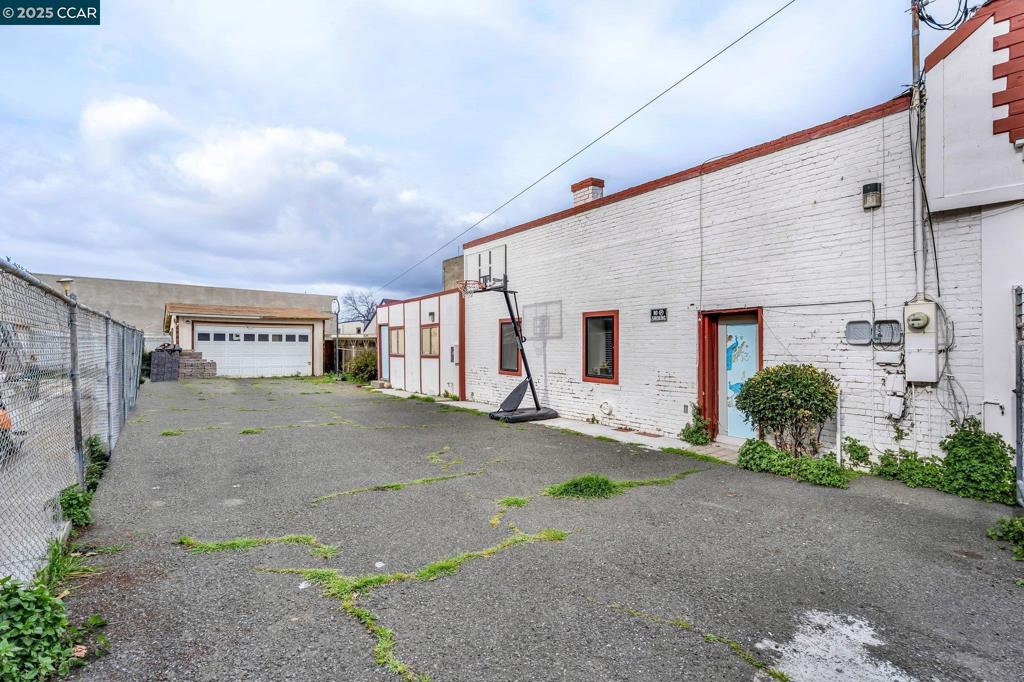 526 1st St Property Photo 7