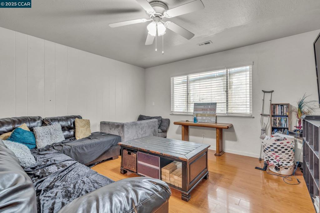 526 1st St Property Photo 8