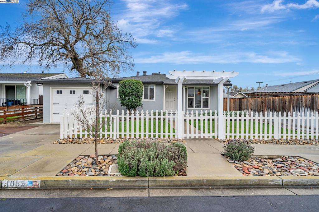 1055 Locust St Property Photo 1