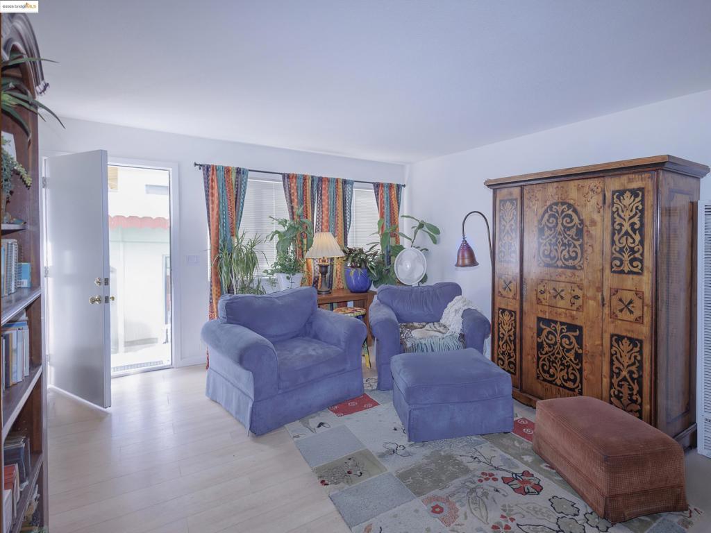 1433 Dwight Property Photo 4