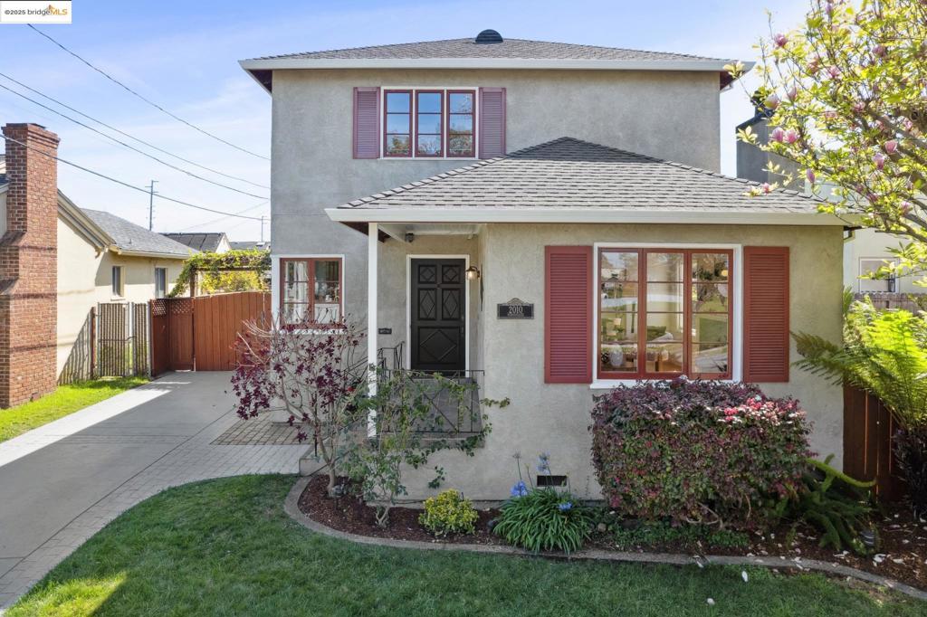2010 Versailles Property Photo