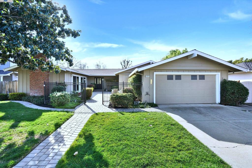 2375 Woodthrush Way Property Photo
