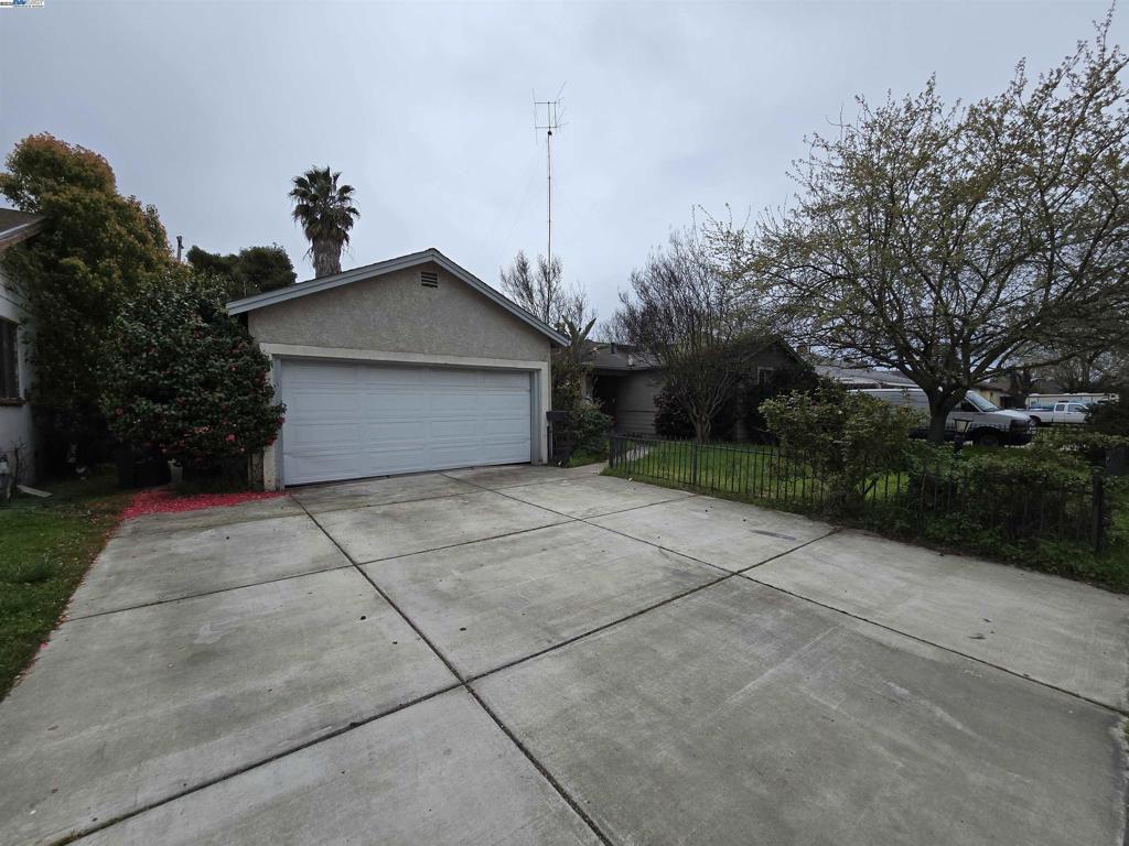 2726 De Ovan Ave Property Photo